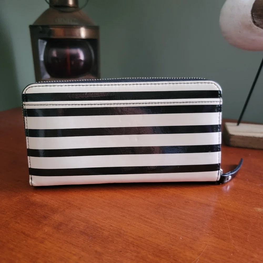 Kate Spade WLRU1459 Wellesley Stripe Patent Leather Zip Wallet Black White